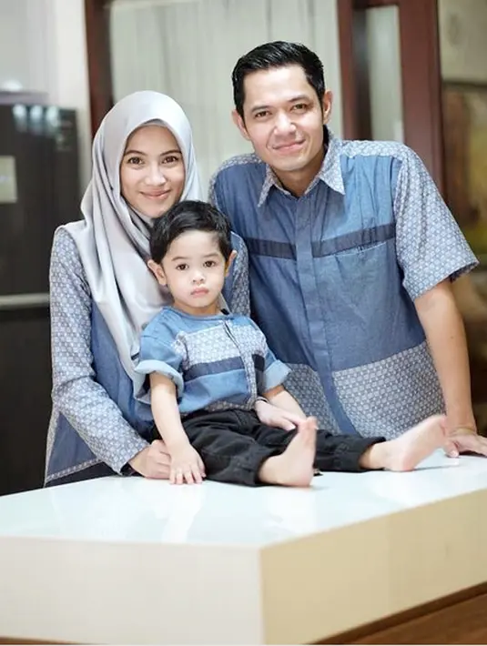 Sama seperti anak pertamanya, kelahiran anak kedua Alyssa dan Dude lahir dengan melalui operasi caesar. Anak kedua laki-laki itu lahir pada 2 Agustus lalu. Malik Mahendra Harlino pasangan ini menyematkan nama pada buah hatinya. (Instagram/ichasoebandono)