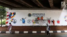 Pejalan kaki melintasi mural Asian Games 2018 yang menghiasi kolong Jembatan Layang Tol Bintaro, Jakarta, Senin (13/8). Mural tersebut untuk sosialisasi dan mendukung Asian Games. (Liputan6.com/Fery Pradolo)