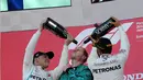 Pembalap Mercedes, Lewis Hamilton (kanan) merayakan kemenangannya di Formula Satu (F1) Grand Pix Jepang di Sirkuit Suzuka, Jepang (7/10). Hamilton berhasil mengalahkan rekan setimnya, Valtteri Bottas yang menempati posisi kedua. (AP Photo/Toru Takahashi)