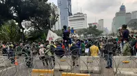 Mahasiswa mulai mendatangi kawasan patung kuda, Jakarta untuk demo menolak Omnibus Law Cipta Kerja, Selasa (20/10/2020). (Liputan6.com/ Ady Anugrahadi)