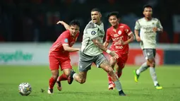 Selebrasi pemain Persija Jakarta, Syahrian Abimanyu (kiri), berebut bola dengan pemain Persib Bandung, Ciro Alves, dalam dalam laga tunda pekan ke-28 BRI Liga 1 2022/2023 yang berlangsung di Stadion Patriot Candrabhaga, Jumat (31/3/2023). (Bola.com/M Iqbal Ichsan)