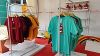 Booth merchandise resmi Piala Dunia U-17 2023. (Bola.com/Aditya Wahyu)