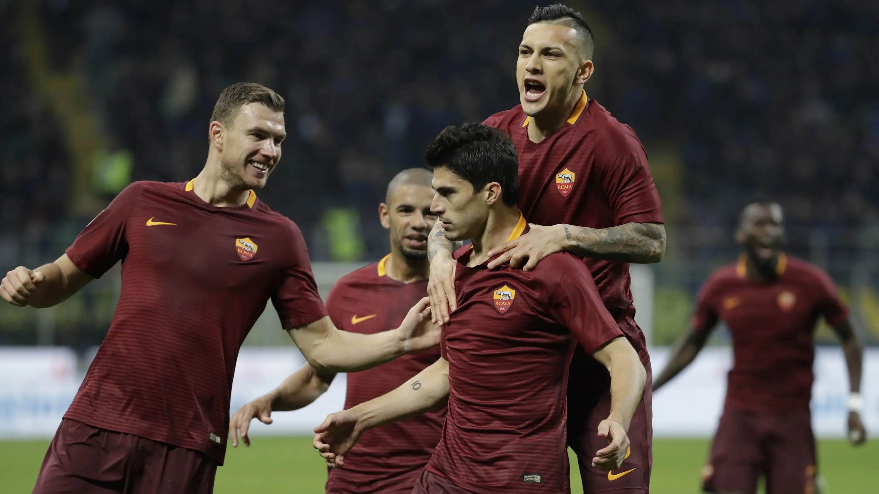 Para pemain AS Roma merayakan gol yang dicetak Diego Perotti ke gawang Inter Milan pada laga Liga Italia di Stadion San Siro, Italia, Minggu (26/2/2017) (AP/Luca Bruno)