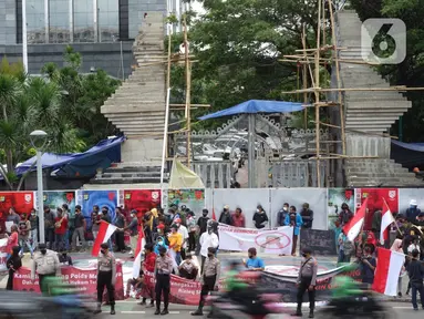 Massa dari Aliansi Anak Bangsa Cinta Kedamaian menggelar aksi unjuk rasa di depan Gedung Polda Metro Jaya, Jakarta, Senin (7/12/2020). Massa menuntut aparat kepolisian segera menangkap Rizieq Shihab atas dugaan pelanggaran protokol kesehatan beberapa waktu lalu. (Liputan6.com/Immanuel Antonius)