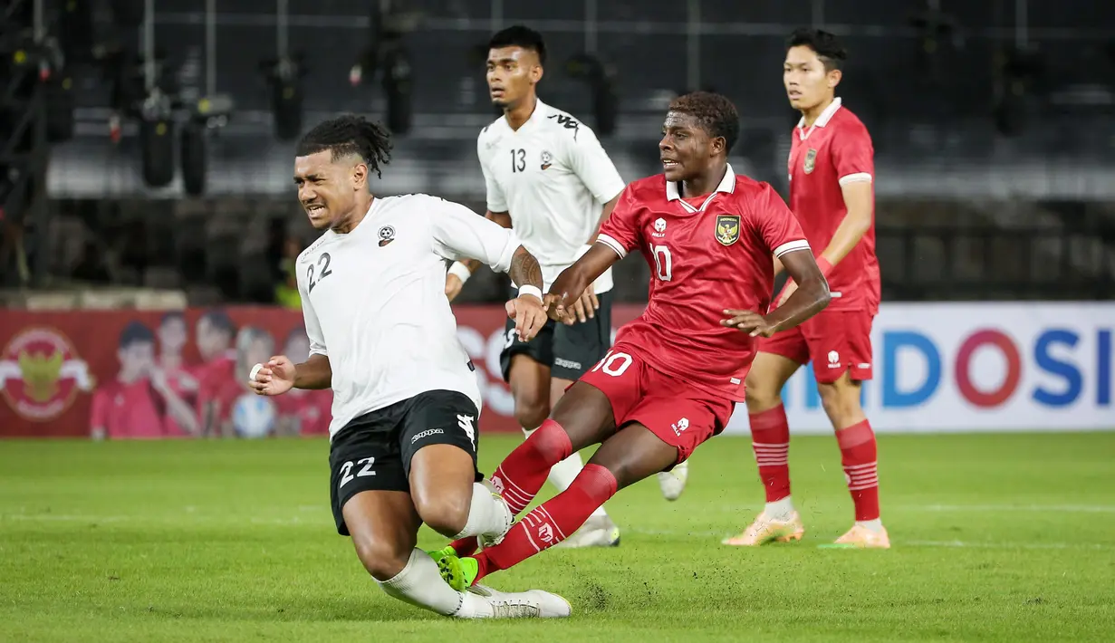 Pemain Timnas Indonesia, Hugo Samir (kanan) berebut bola dengan pemain Timnas Fiji, Peter Ravitisai pada laga International Friendly Match U-20 di Stadion Utama Gelora Bung Karno (SUGBK), Jakarta, Jumat (17/02/2023). Hugo Samir mampu memberikan warna baru di lini serang Garuda. Putra dari mantan pelatih Timnas Indonesia, Jacksen F. Tiago ini tampil ngotot dan penuh totalitas di setiap kesempatan penampilannya. (Bola.com/Bagaskara Lazuardi)