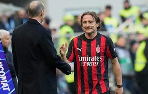 Pemain AC Milan, Luka Modric, berjabat tangan dengan pelatih AC Milan, Massimiliano Allegri, usai ditarik keluar pada laga Liga Italia antara AC Milan vs Verona di Milan, Italia, Minggu, 28 Desember 2025. (AP Photo/Luca Bruno)