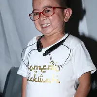 "Daus kenal anaknya baik, orang tuanya almarhum, anak yatim, dia urus anak yatim. Sebelum kenal dia, Daus lagi menjalani ke dunia religi. Setelah ikut tabligh baru kenal dia, gak lama, baru juga," jelas ayah satu anak ini. (Andy Masela/Bintang.com)