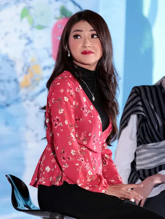 Beberapa waktu lalu Bensu, presenter dan pemeran itu biasa disapa, bahwa ia mengaku tidak sengaja unfollow Ayu. Alasan Bensu ternyata banyak fans yang menyangsikannya. (Deki Prayoga/Bintang.com)