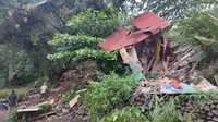 Tebing perlintasan kereta api (KA) Bogor-Sukabumi longsor dan menimpa 5 rumah di Kampung Sirnasari, Kelurahan Empang, Kota Bogor. Dua orang dilaporkan meninggal dunia dan empat lainnya hilang. (Liputan6.com/Achmad Sudarno)