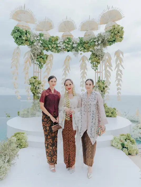Saat menghadiri akad nikah BCL, Yuki Kato memilih mengenakan kebaya modern warna maroon dengan model semi transparan di bagian pundak. [@chelseaislan]