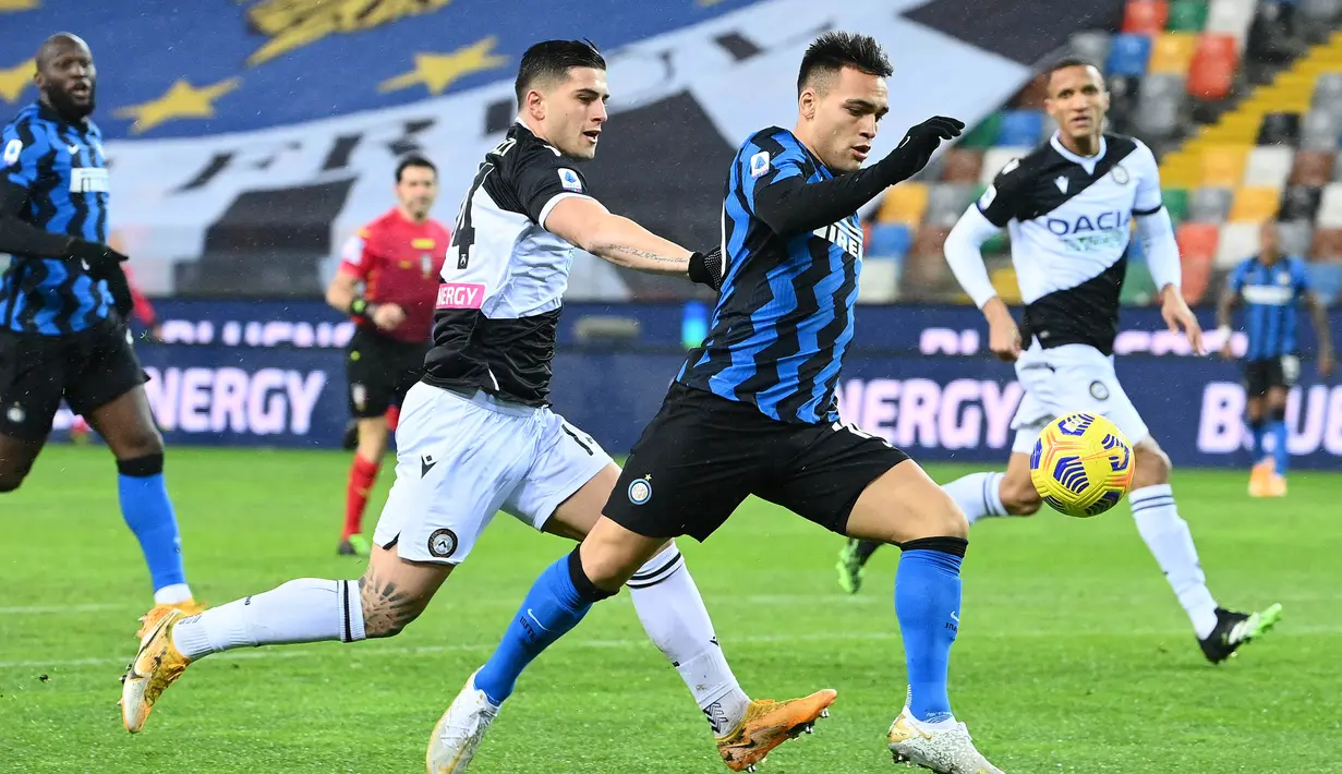 Pemain Inter Milan, Lautaro Martinez (tengah) dibayang-bayangi pemain Udinese dalam laga lanjutan Liga Itali 2020/2021 di Friuli stadium, Minggu (24/1/2021) dini hari. (Foto: AFP/Vincenzo Pinto)