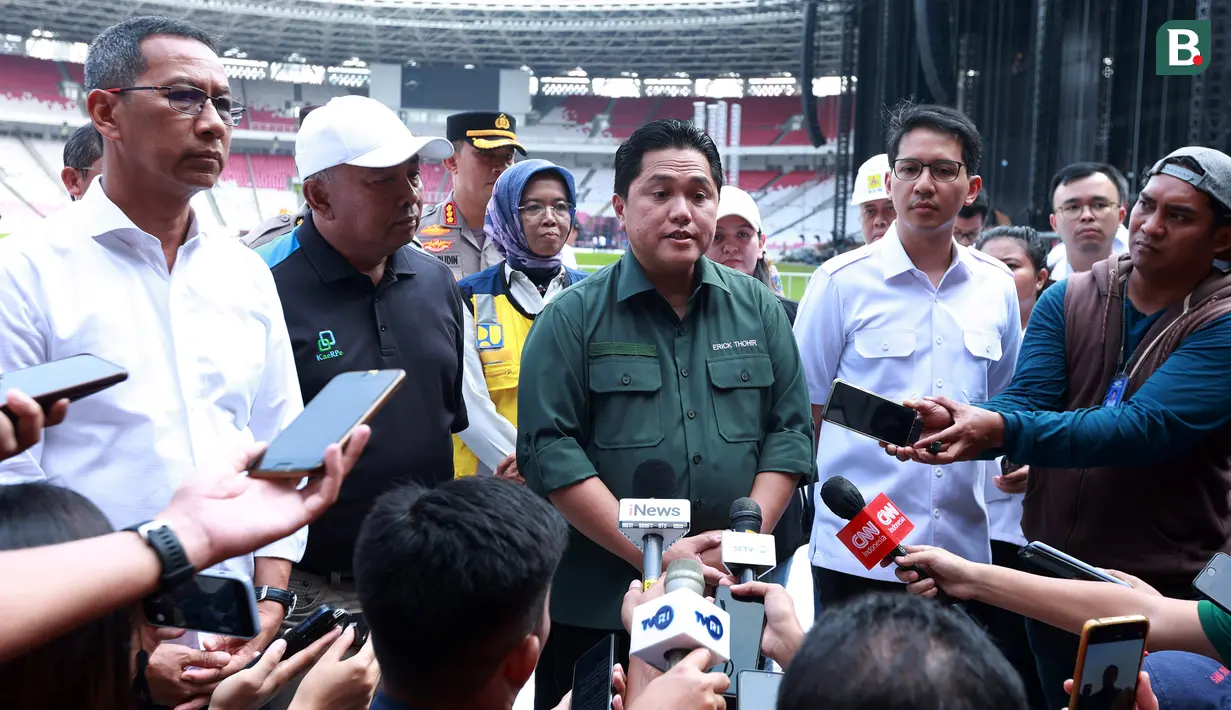 Ketua Umum PSSI, Erick Thohir, memberikan keterangan kepada wartawan setelah meninjau Stadion Utama Gelora Bung Karno (SUGBK), Senin (13/3/2023). SUGBK merupakan salah satu dari enam venue yang ditetapkan untuk menggelar pertandingan Piala Dunia U-20 2023. (Bola.com/M Iqbal Ichsan)