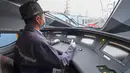 Seorang masinis mengemudikan kereta cepat tipe baru di Changchun, Provinsi Jilin, China timur laut (21/10/2020). Produsen kereta China, CRRC Changchun Railway Vehicle Co., Ltd meluncurkan kereta cepat tipe baru yang dapat beroperasi pada sistem rel yang berbeda. (Xinhua/Zhang Nan)
