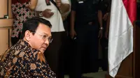 Basuki Tjahaja Purnama (Ahok) mendengarkan tanggapan jakasa penuntut umum atas nota keberatan yang diajukan dalam sidang lanjutan kasus dugaan penistaan agama di PN Jakarta Utara, Selasa (20/12). (Liputan6.com/Pool/Agung Rajasa)