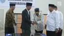 Presiden Joko Widodo bersalaman dengan Menteri Perhubungan (Menhub), Budi Karya Sumadi usai meresmikan Bandara Wiriadinata Tasikmalaya, Jawa Barat, Rabu (27/2). (Liputan6.com/Angga Yuniar)