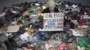 Seorang pria berpakaian seperti Yoda berdiri diantara sepatu yang dipajang di place de la Republique, Prancis, sebagai tanda solidaritas karena pawai lingkungan di Paris dibatalkan jelang KTT Perubahan Iklim, Minggu (29/11).(AFP PHOTO/Joel SAGET)