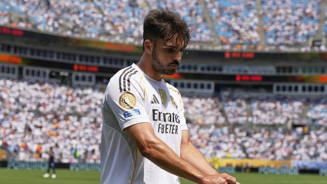 Bek Real Madrid, Raul Asencio, keluar lapangan usai dikartu merah di laga lawan Pachuca di Piala Dunia Antarklub 2025, Senin (23/06/2025). (AP Photo/Chris Carlson)