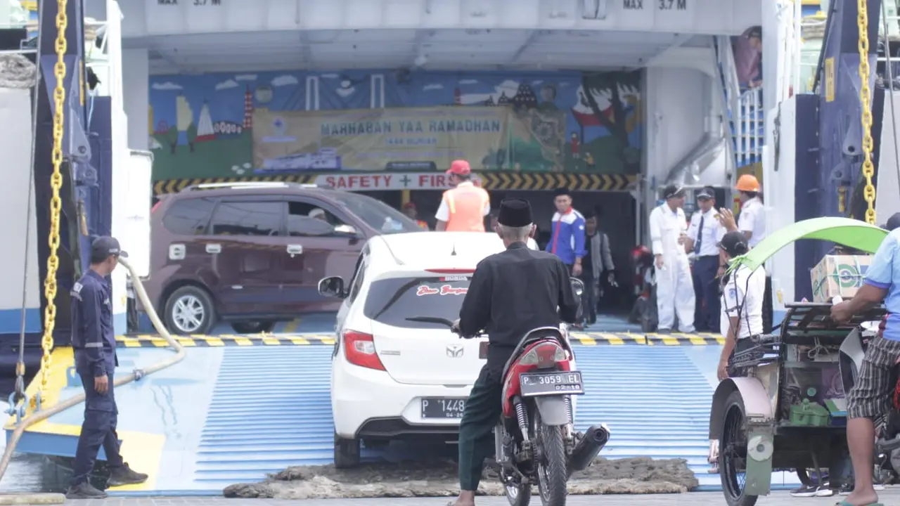 Situasi bongkar muat di Pelabuhan Jangkar Situbondo (Istimewa)