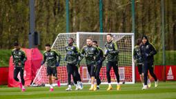 Para pemain Manchester United mengikuti sesi latihan jelang laga melawan Sevilla pada leg kedua perempat final Liga Europa. (Twitter Manchester United)