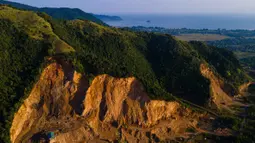 Sejatinya, peringatan Hari Bumi bertujuan meningkatkan kesadaran lingkungan. Tampak foto udara menunjukkan pemandangan umum lokasi penambangan pasir ilegal pada Hari Bumi di Peukan Bada, Aceh, pada Rabu 22 April 2026. (CHAIDEER MAHYUDDIN/AFP)
