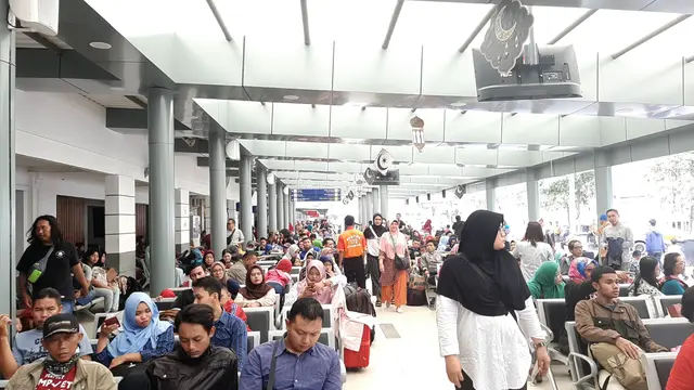 Suasana mudik Lebaran di Stasiun Pasar Senen, Senin (3/6/2019)