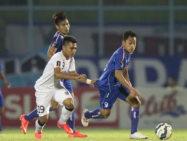 Striker Arema Cronus, Samsul Arif melewati hadangan pemain Bali United pada laga perempat final Piala Presiden 2015 di Stadion Kanjuruhan, Malang, Sabtu (19/9/2015). Arema berhasil menang 2-1 berkat gol Samsul Arif. (Bola.com/Vitalis Yogi Trisna)