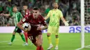 Selebrasi striker Sevilla, Erik Lamela setelah mencetak gol ke gawang Real Betis dalam laga Liga Spanyol 2022/2023 Benito Villamarin Stadium, Sevilla (6/11/2022). Pemain asal Argentina berusia 30 tahun ini tercatat pernah membela Tottenham Hotspur selama 8 musim mulai 2013/2014 hingga 2020/2021. Pada awal musim 2021/2022 ia langsung hijrah ke La Liga Spanyol untuk bergabung dengan Sevilla hingga kini. (AFP/Cristina Quicler)