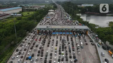 Foto udara menunjukkan kendaraan memadati Ruas tol Jakarta Cikampek, Jawa Barat, Kamis (28/4/2022). Memasuki H-4 Lebaran 2022, volume jumlah kendaraan mengalami peningkatan hingga menyebabkan terjadinya kepadatan lalu lintas arus mudik. (Liputan6.com/Herman Zakharia)