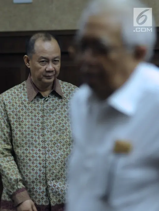 Terdakwa penerbitan SKL terhadap obligor BLBI, Syafruddin Arsyad Temenggung (kiri) usai menjalani sidang lanjutan di Pengadilan Tipikor, Jakarta, Rabu (6/6). Sidang mendengar keterangan saksi. (Liputan6.com/Helmi Fithriansyah)