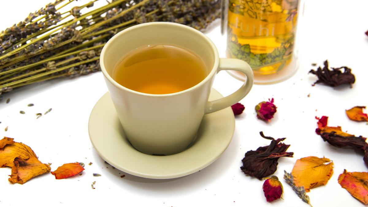 Mitos atau Fakta Makan Sambil Minum Es Teh Tidak Baik untuk Pencernaan