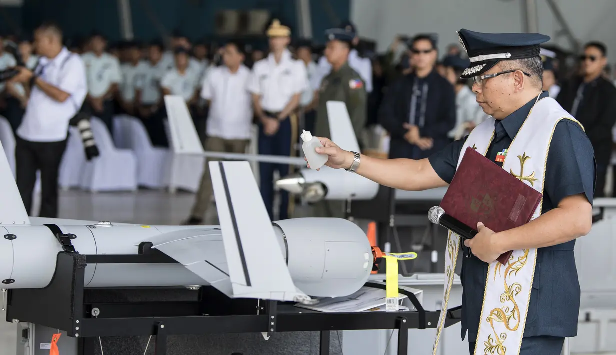 Seorang pendeta militer memberkati drone ScanEagle Umanned Aerial Vehicles (UAV) dalam upacara serah terima di Pangkalan Udara Villamor, Manila, Filipina, Selasa (13/3). Filipina mendapat enam drone canggih dari hibah Amerika Serikat. (TED ALJIBE/AFP)