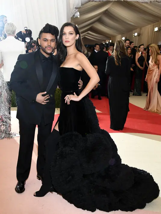 Meninggalkannya seorang diri, Bella hadid tak pernah merasa marah pada The Weeknd lantaran wanita cantik ini mengerti cara kekasihnya untuk menyuruhnya beristirahat dan menyembuhkan penyakitnya. (AFP/Bintang.com)