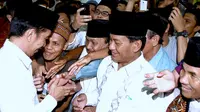 Usai melaksanakan salat Isya dan Tarawih berjemaah, Presiden Jokowi silaturahmi dengan warga Kota Padang di Masjid Nurul Iman, Senin (4/7/2016). (Foto: Biro Pers, Media dan Informasi Sekretariat Presiden)