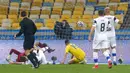Pemain Ukraina Junior Moraes (tengah) mencetak gol ke gawang Finlandia pada pertandingan Grup D kualifikasi Piala Dunia 2022 di Stadion Olimpiyskiy, Kyiv, Ukraina, Minggu (28/3/2021). Pertandingan berakhir 1-1. (AP Photo/Efrem Lukatsky)