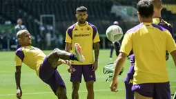 Fiorentina sangat berharap bisa memenangi laga final ini untuk mengakhiri puasa gelar selama 20 tahun terakhir. (Aris Messinis/AFP)