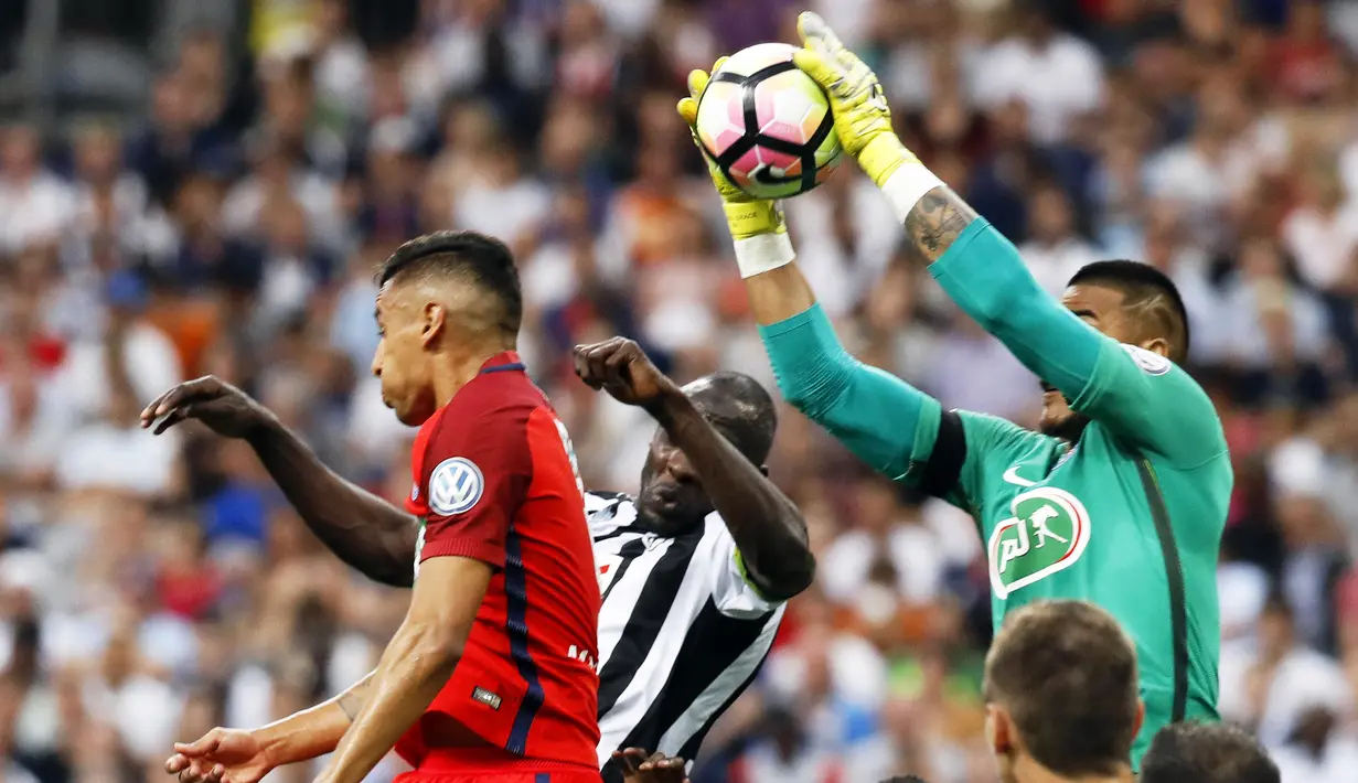Kiper Paris Saint Germain (PSG), Alphonse Areola, mengamankan bola udara saat melawan Angers pada laga final Coupe de France, di Stade de France, Paris, Minggu (28/5/2017). PSG Menang 1-0. (EPA/Etienne Laurent)