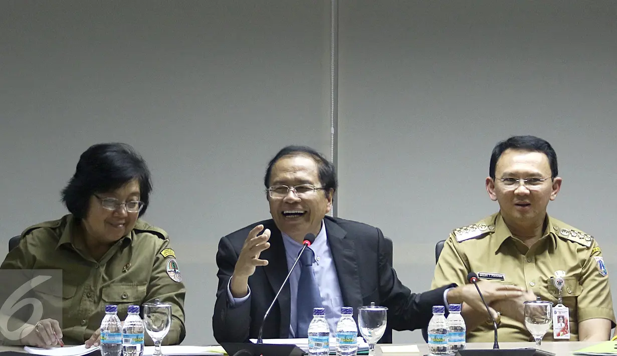 Ki-ka: Siti Nurbaya, Rizal Ramli dan Ahok saat konferensi pers hasil rapat Reklamasi Teluk Jakarta, Senin (18/4). Pemerintah Pusat dan Pemprov DKI Jakarta sepakat untuk menghentikan sementara proyek Reklamasi Teluk Jakarta. (Liputan6.com/Angga Yuniar)