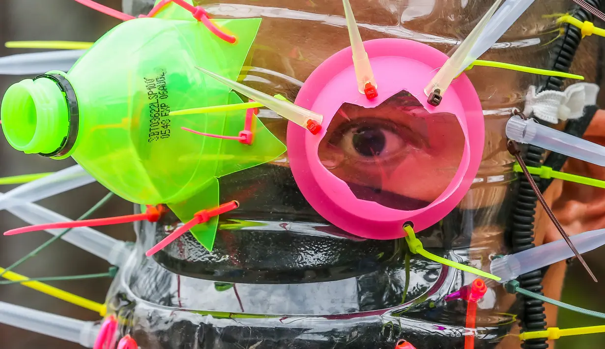 Seniman Filipina Leeroy New mengenakan masker improvisasi di studionya Manila, 22 Mei 2020. Leeroy New menggunakan botol plastik daur ulang, gelas dan kok untuk membuat masker artistik COVID-19 yang juga akan tampilkan dalam pameran online bersama seniman visual lainnya. (Xinhua/Rouelle Umali)