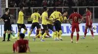 Para pemain Malaysia merayakan gol yang dicetak oleh Mohamadou Sumareh ke gawang Indonesia pada laga kualifikasi Piala Dunia 2022 di SUGBK, Jakarta, Kamis (5/9). Indonesia takluk 2-3 dari Malaysia. (Bola.com/M Iqbal Ichsan)