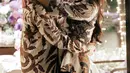 Sisca Kohl tampak mengenakan blouse batik model peplum berwarna putih-coklat. (Instagram/jessnolimit).