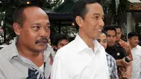 Jokowi tersenyum ketika ditanya agenda saat mengunjungi makam Bung Karno. (Zainul Arifin/Liputan6.com)