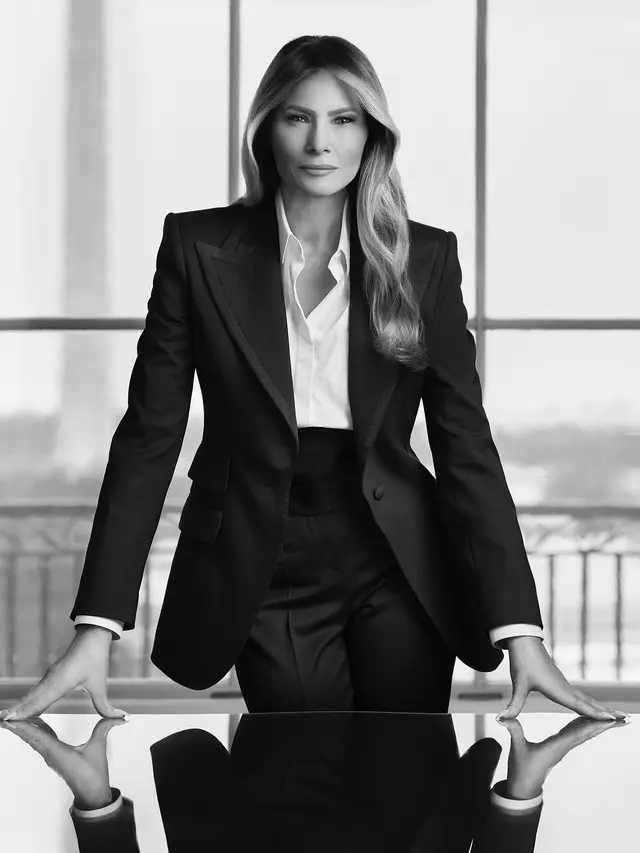 Aura Lady Boss, Melania Trump Bersetelan Jas di Potret Resmi Pertama sebagai Ibu Negara AS Kedua Kalinya