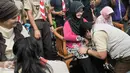 Ketua Kwarnas Pramuka, Adhyaksa Dault mencium tangan sang ibu dalam kegiatan "Membasuh Kaki Ibu" secara massal  di Taman Wiladatika Cibubur, Jakarta, Rabu (21/12). Aksi massal itu dalam rangka memperingati Hari Ibu 2016. (Liputan6.com/Yoppy Renato)