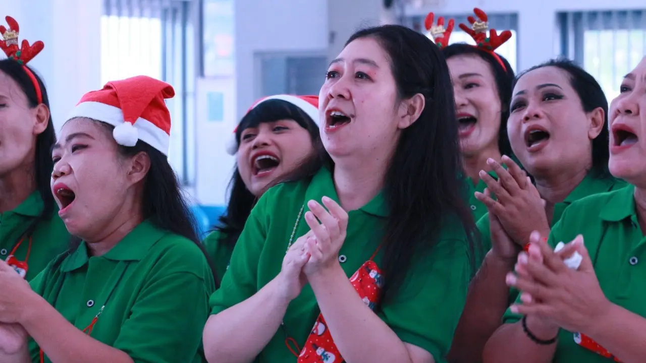 Para warga binaan Rutan Surabaya terlihat khikmad mengikuti rangkaian ibadah menyambut Natal. (Dian Kurniawan/Liputan6.com)