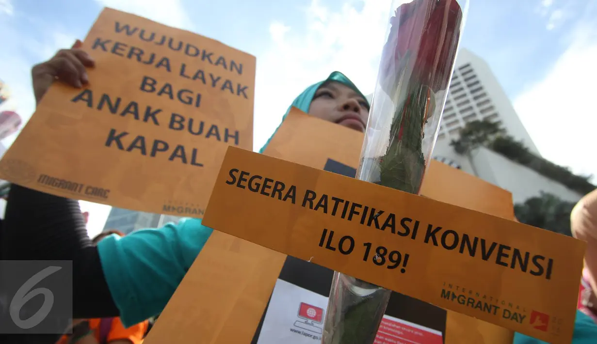 Setangkai bunga mawar dibagikan dalam aksi damai di kawasan Bundaran HI, Jakarta, Minggu (18/12). Aksi yang digelar Pekerja Rumah Tangga Migran (PRT Migran) itu dalam rangka memperingati Hari Migran Internasional 2016. (Liputan6.com/Immanuel Antonius)