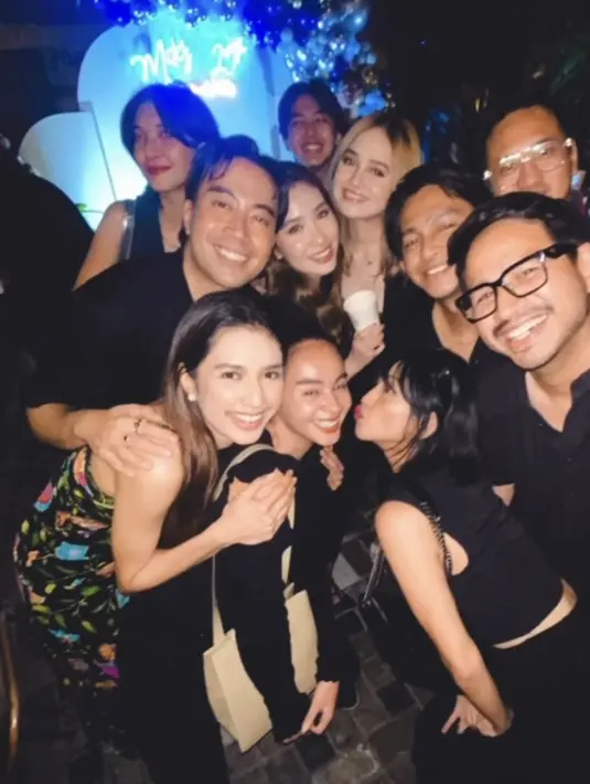 Sahila mengenakan pakaian serba hitam. Dengan atasan lengan panjang dan celana panjang sambil membawa tas coklatnya. [@sahilahisyam]