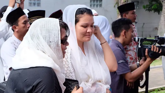 [Bintang] Melanie Subono saat pemakaman Eyang