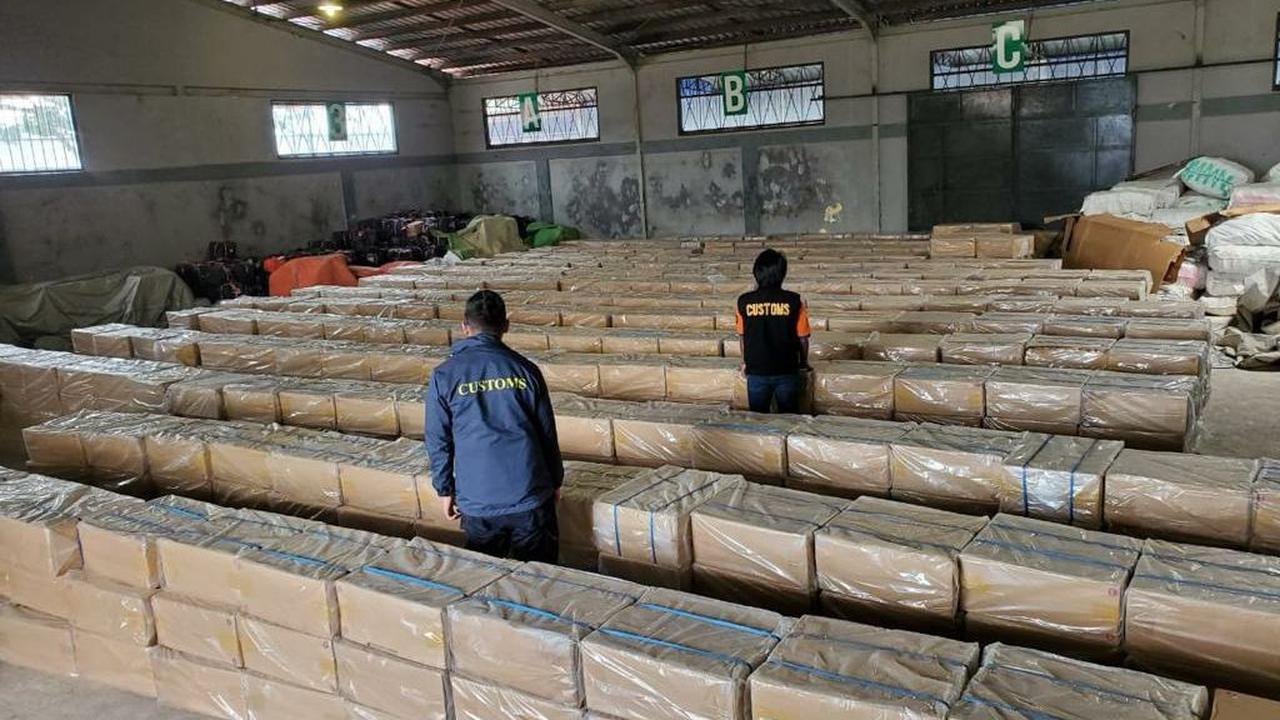 Satgas patroli laut Bea Cukai menangkap 4 buah kapal high speed craft (HSC) bermesin 6 x 250 PK dan satu buah kapal bermuatan orang banyak yang membawa rokok selundupan di perairan Pulau Buluh, Riau.