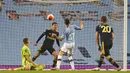 Pemain Manchester City, Phil Foden, mencetak gol ke gawang Arsenal pada laga Premier League di Stadion Etihad, Rabu (17/6/2020). Manchester City menang 3-0 atas Arsenal. (AP/Dave Thompson)