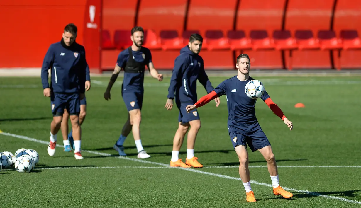 Bek Sevilla, Sergio Escudero (kanan) saat sesi latihan jelang menjamu Manchester United (MU) pada leg pertama babak 16 besar Liga Champions di Ciudad Deportiva, Stadion Ramon Sanchez Pizjuan, Sevilla, Spanyol, Selasa (20/2). (Cristina Quicler/AFP)